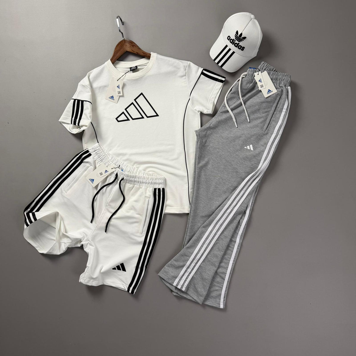 Beyaz Üst Beyaz Şort Ve Gri Eşofmanlı Adidas Takım
