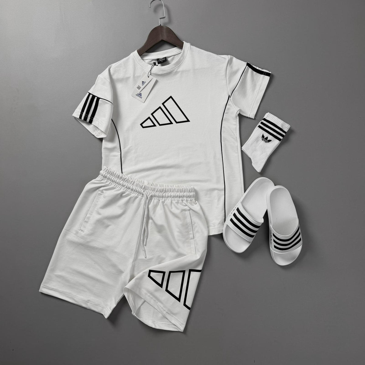 Kısa Kollu Terlikli Şortlu Çorap Hediyeli Adidas Kombin