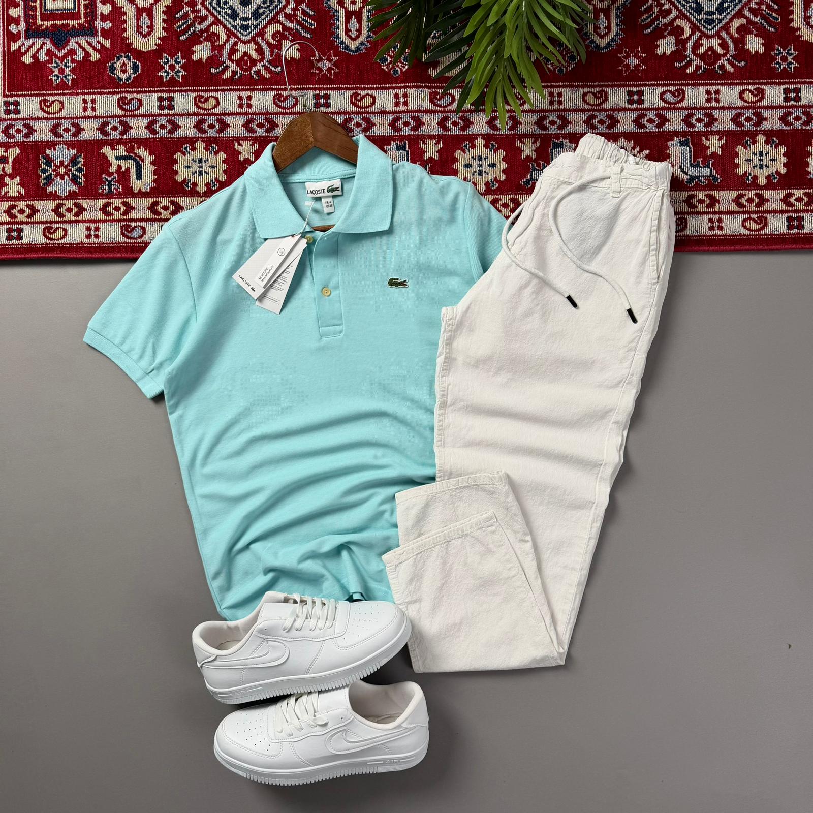 Turkuaz Lacoste Polo Yaka Beyaz Keten Pantolonlu Kombin