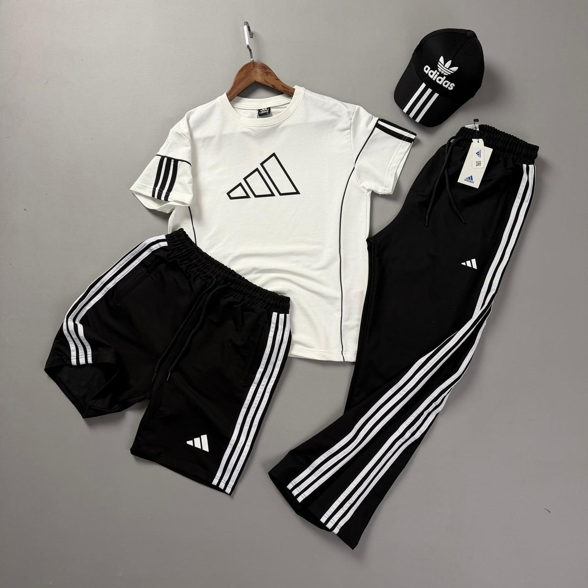 Beyaz Üst Siyah Şort Ve Eşofmanlı Adidas Takım