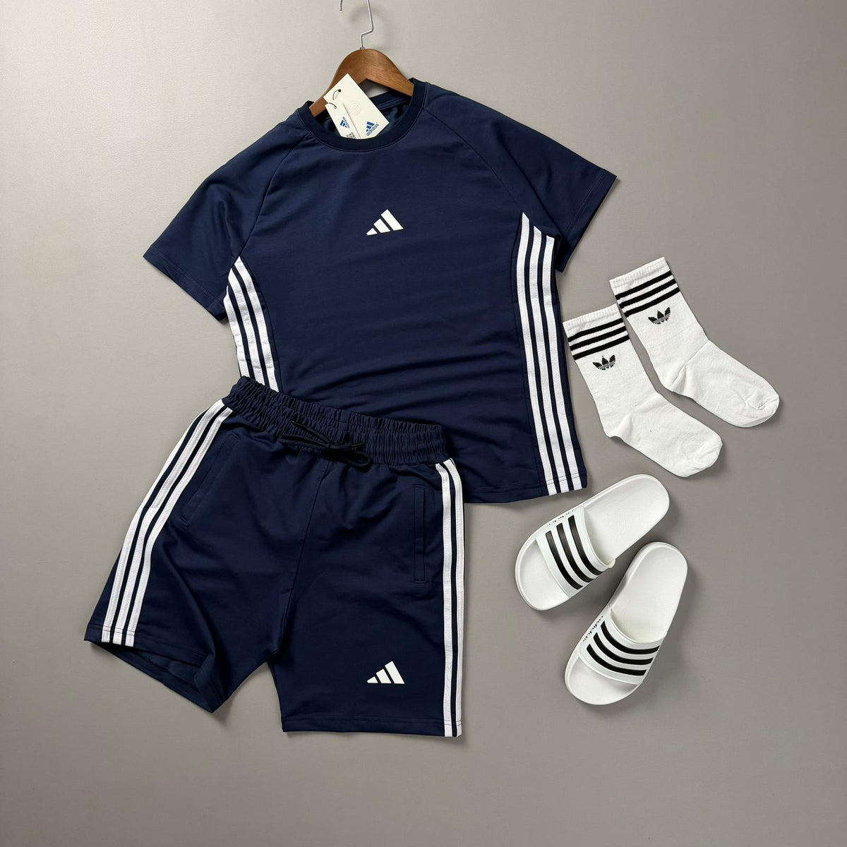 Yeni Sezon Çoraplı Lacivert Adidas Kombin