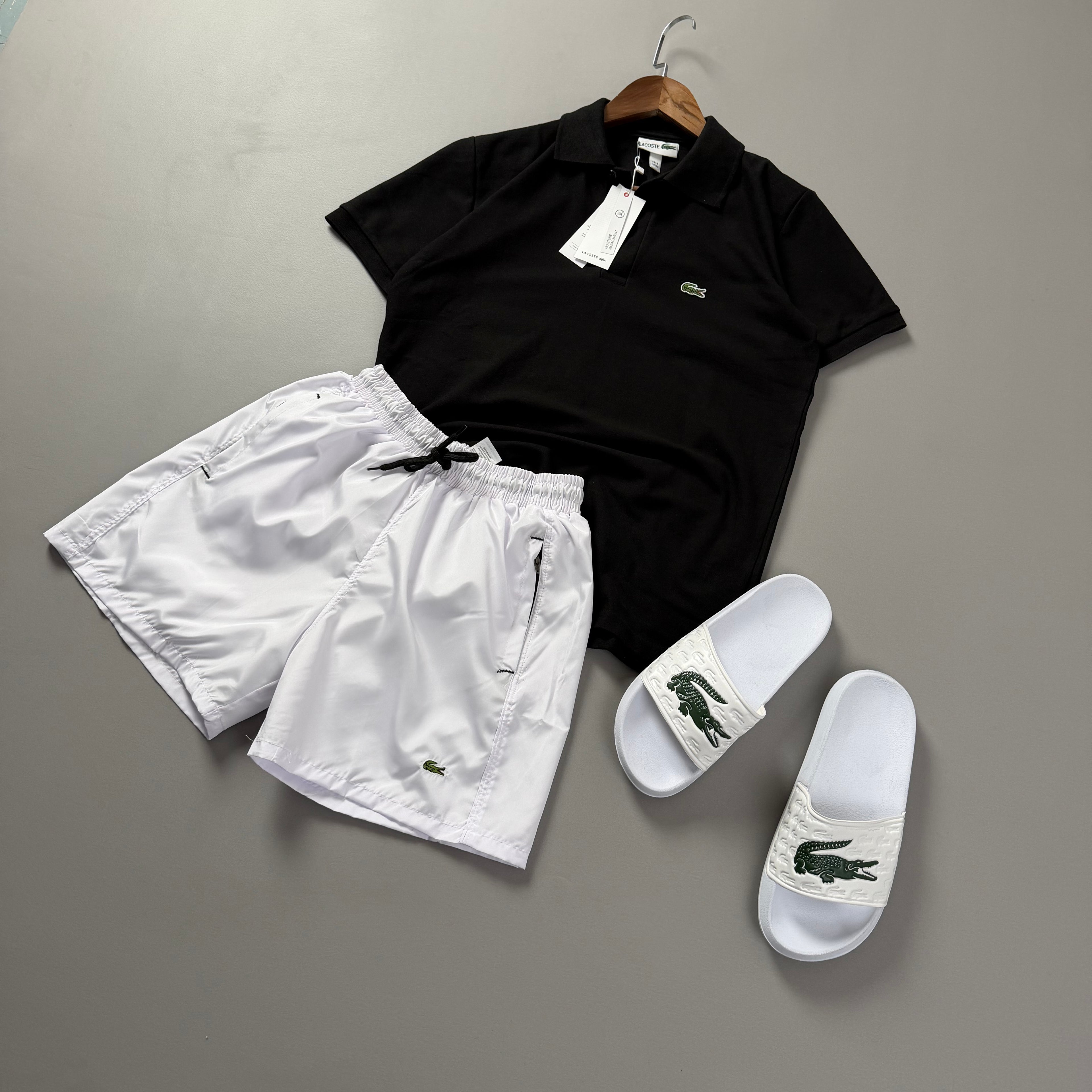 Lacoste Erkek Siyah-Beyaz Yazlık Kombin Seti – Siyah Polo Tişört, Beyaz Deniz Şortu ve Beyaz Terlik