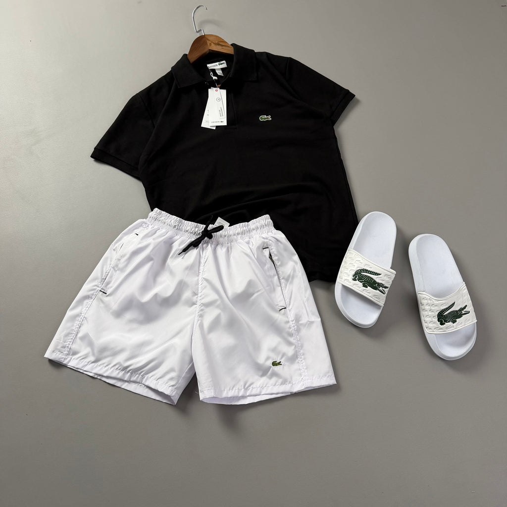 Lacoste Erkek Siyah-Beyaz Yazlık Kombin Seti – Siyah Polo Tişört, Beyaz Deniz Şortu ve Beyaz Terlik