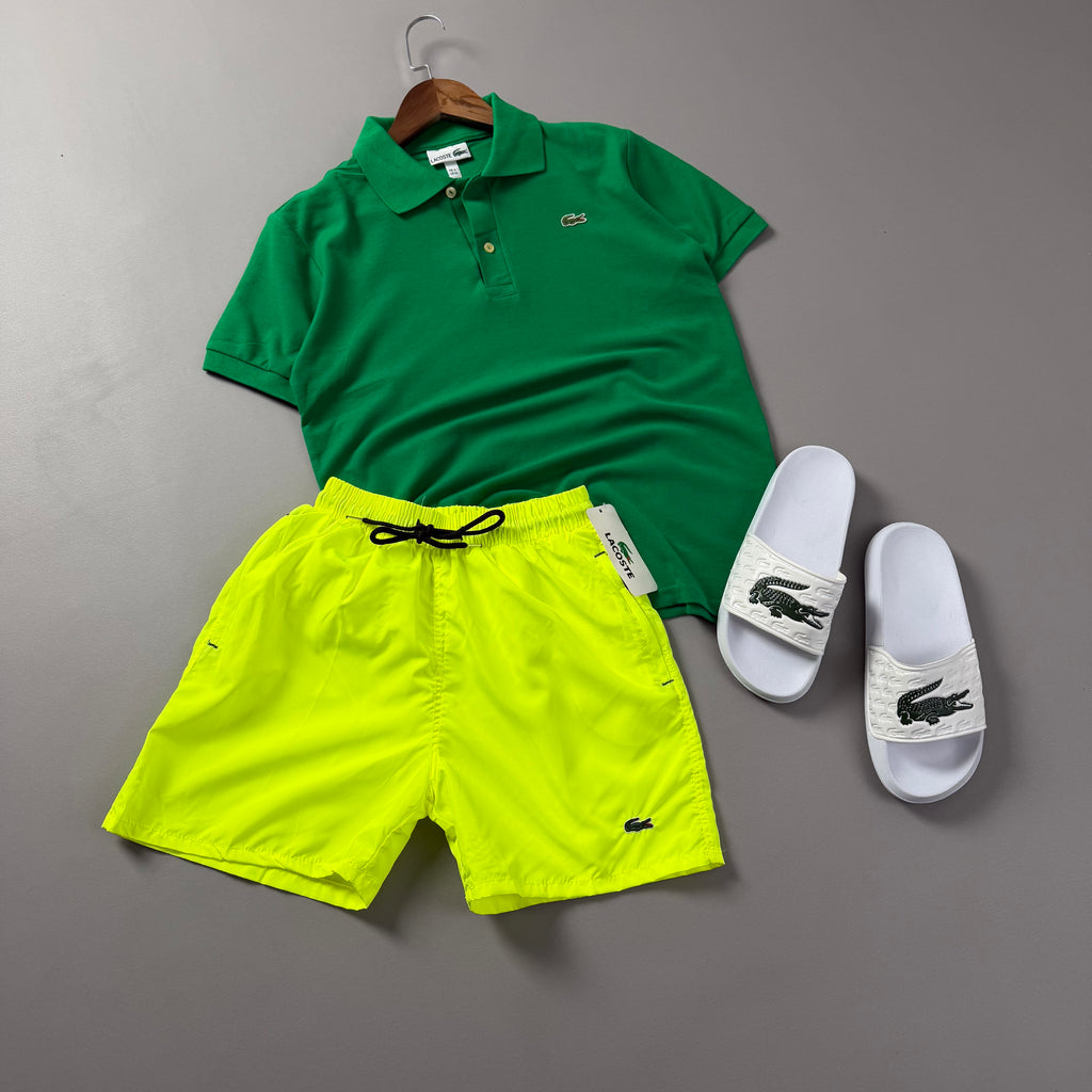 Lacoste Erkek Yeşil & Neon Sarı Yazlık Kombin Seti – Polo Tişört, Deniz Şortu ve Terlik
