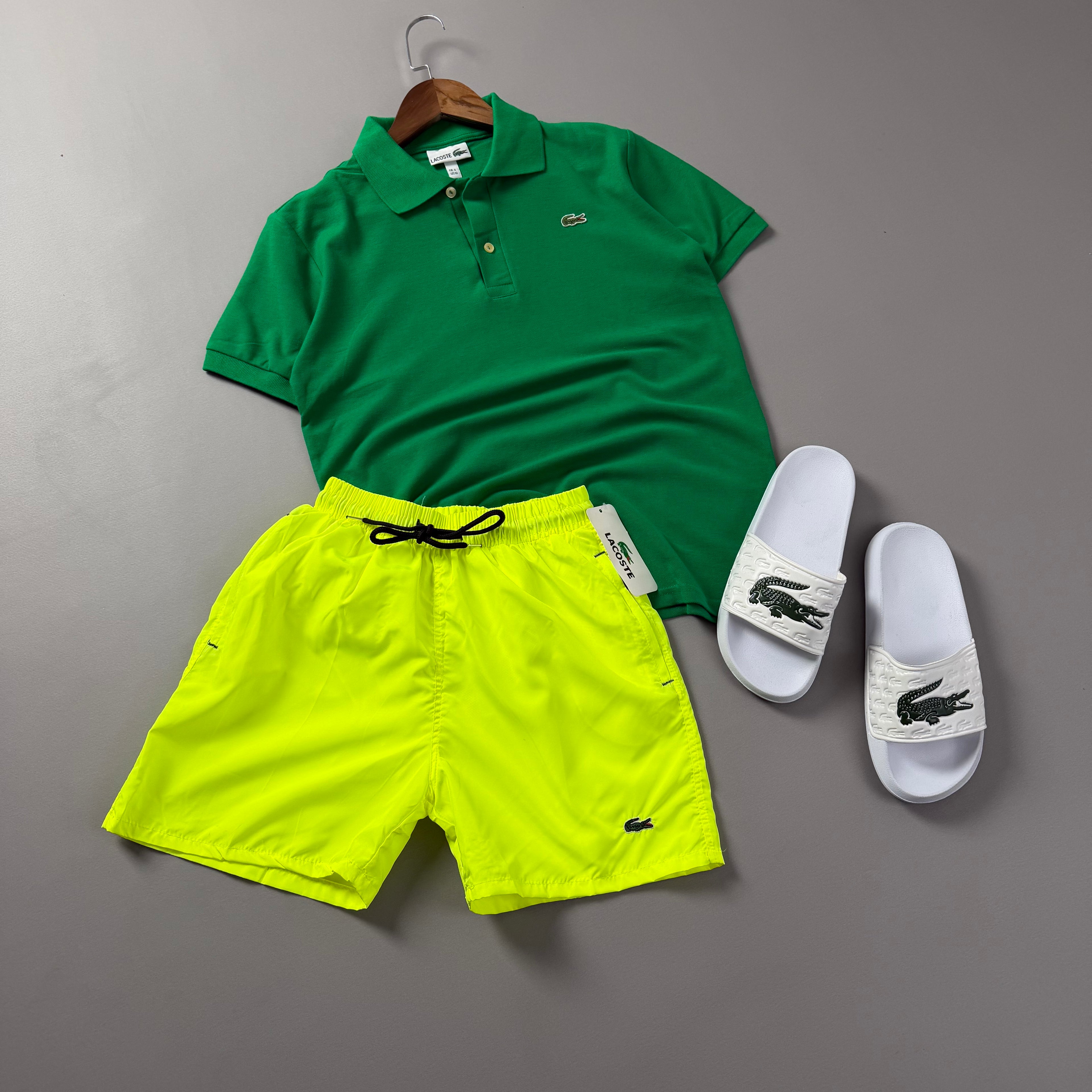 Lacoste Erkek Yeşil & Neon Sarı Yazlık Kombin Seti – Polo Tişört, Deniz Şortu ve Terlik