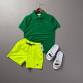 Lacoste Erkek Yeşil & Neon Sarı Yazlık Kombin Seti – Polo Tişört, Deniz Şortu ve Terlik