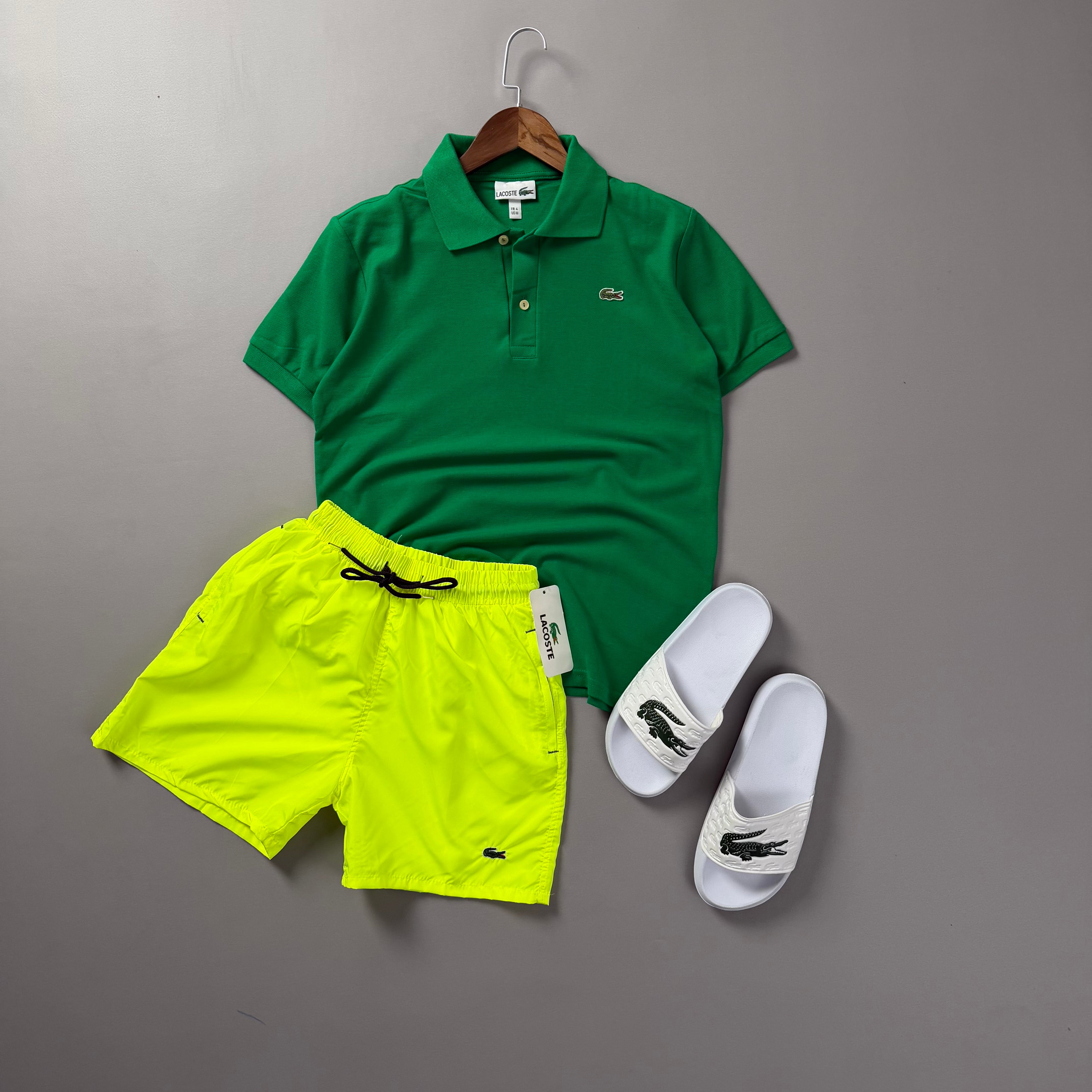 Lacoste Erkek Yeşil & Neon Sarı Yazlık Kombin Seti – Polo Tişört, Deniz Şortu ve Terlik