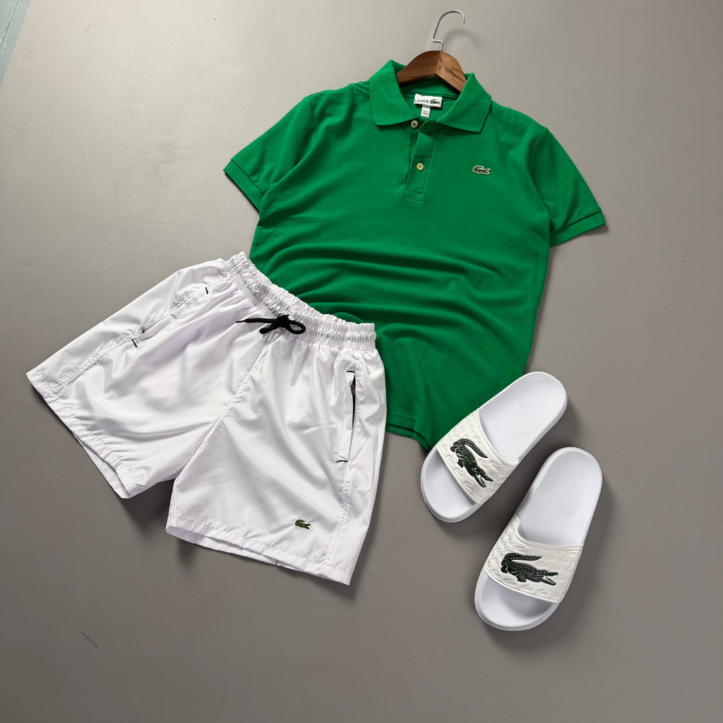 Lacoste Erkek Yeşil & Beyaz Yazlık Kombin Seti – Polo Tişört, Deniz Şortu ve Terlik