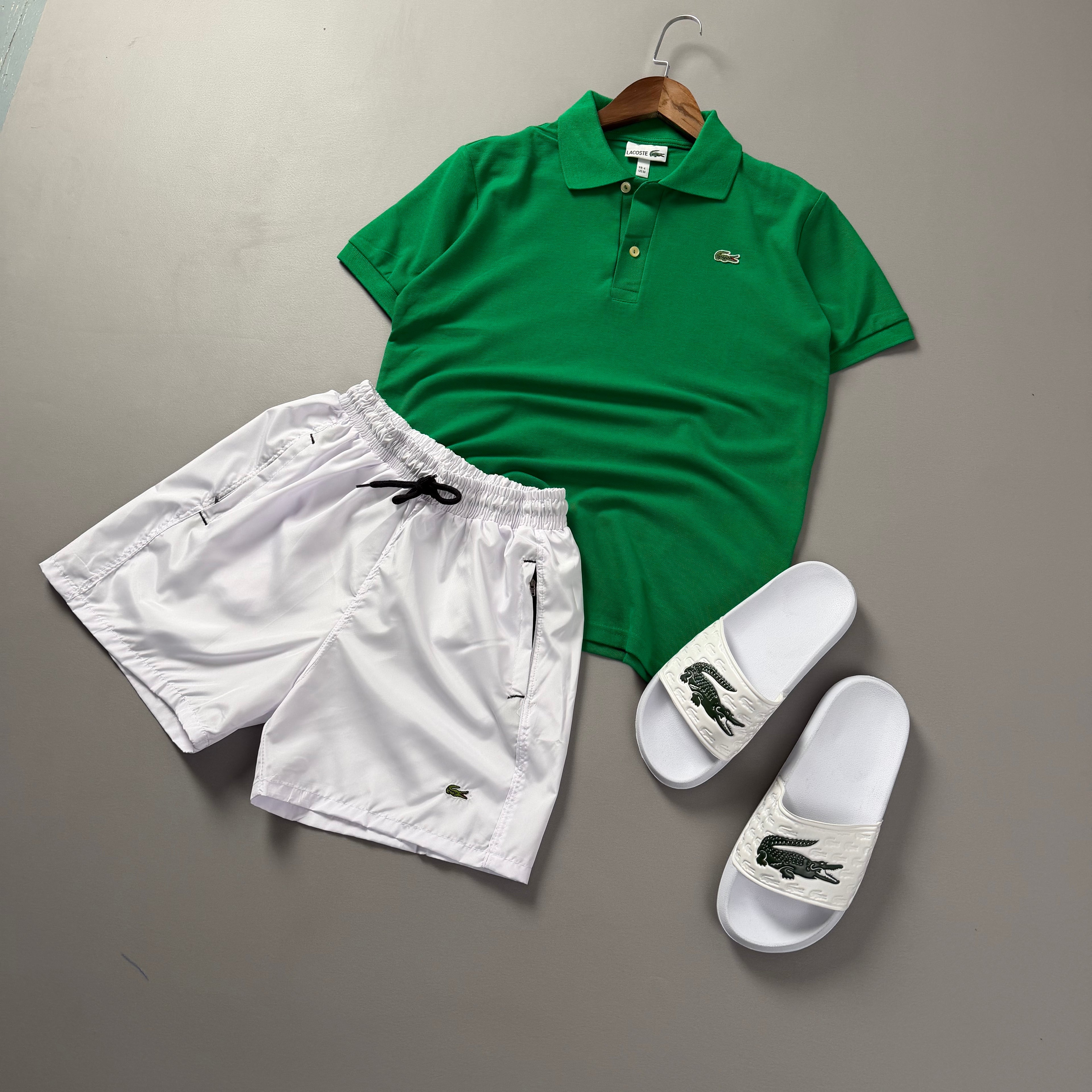 Lacoste Erkek Yeşil & Beyaz Yazlık Kombin Seti – Polo Tişört, Deniz Şortu ve Terlik