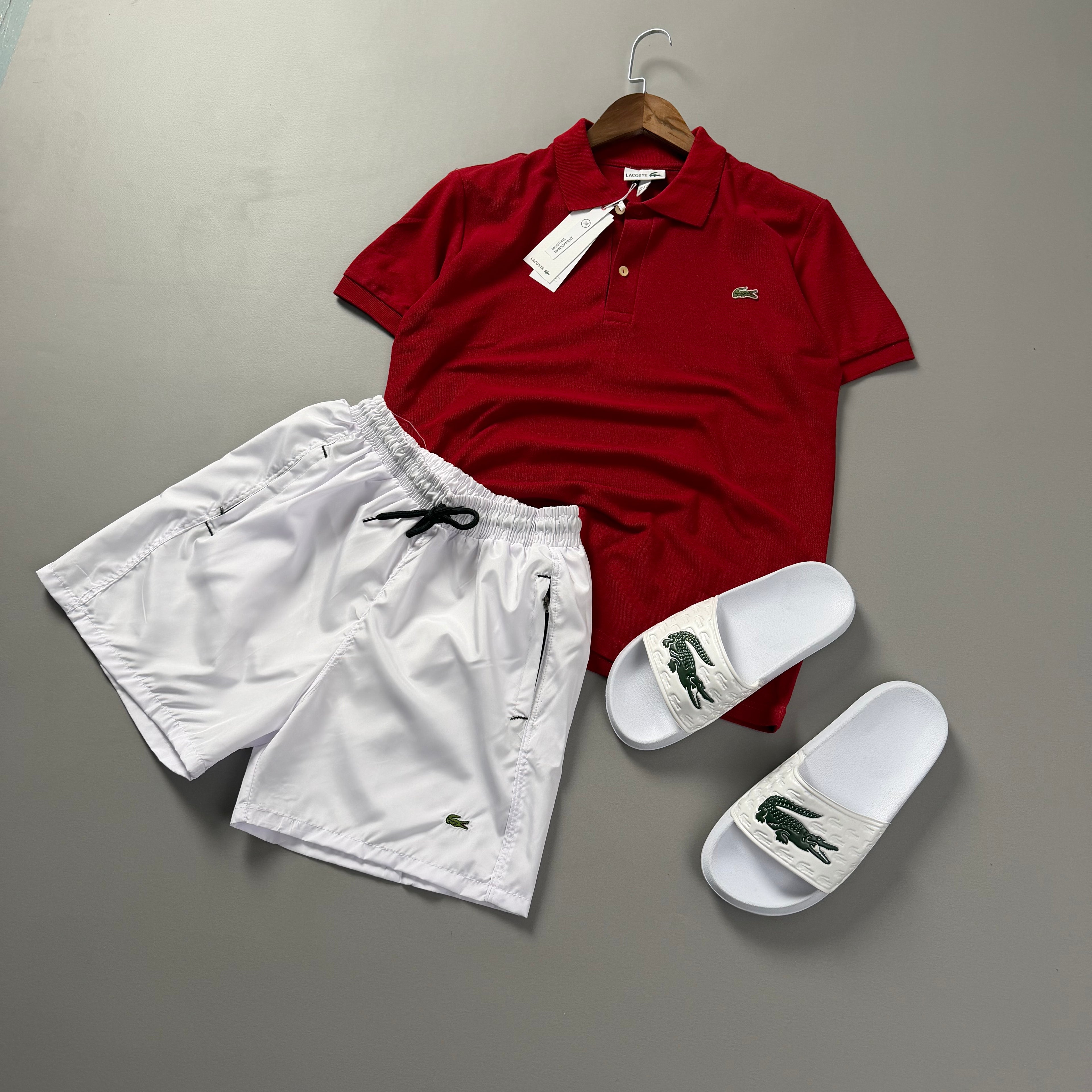 Lacoste Erkek Kırmızı & Beyaz Yazlık Kombin Seti – Polo Tişört, Deniz Şortu ve Terlik