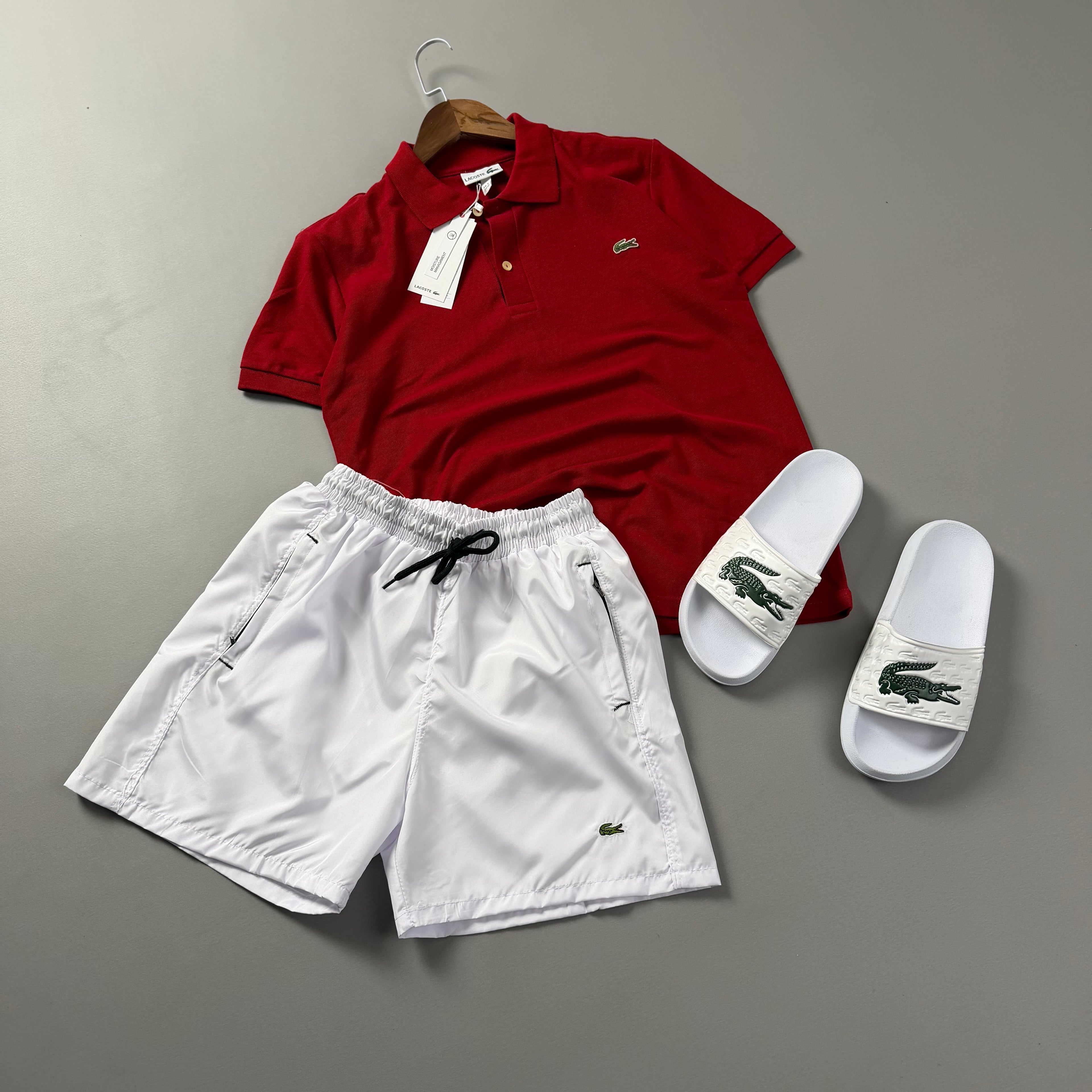 Lacoste Erkek Kırmızı & Beyaz Yazlık Kombin Seti – Polo Tişört, Deniz Şortu ve Terlik