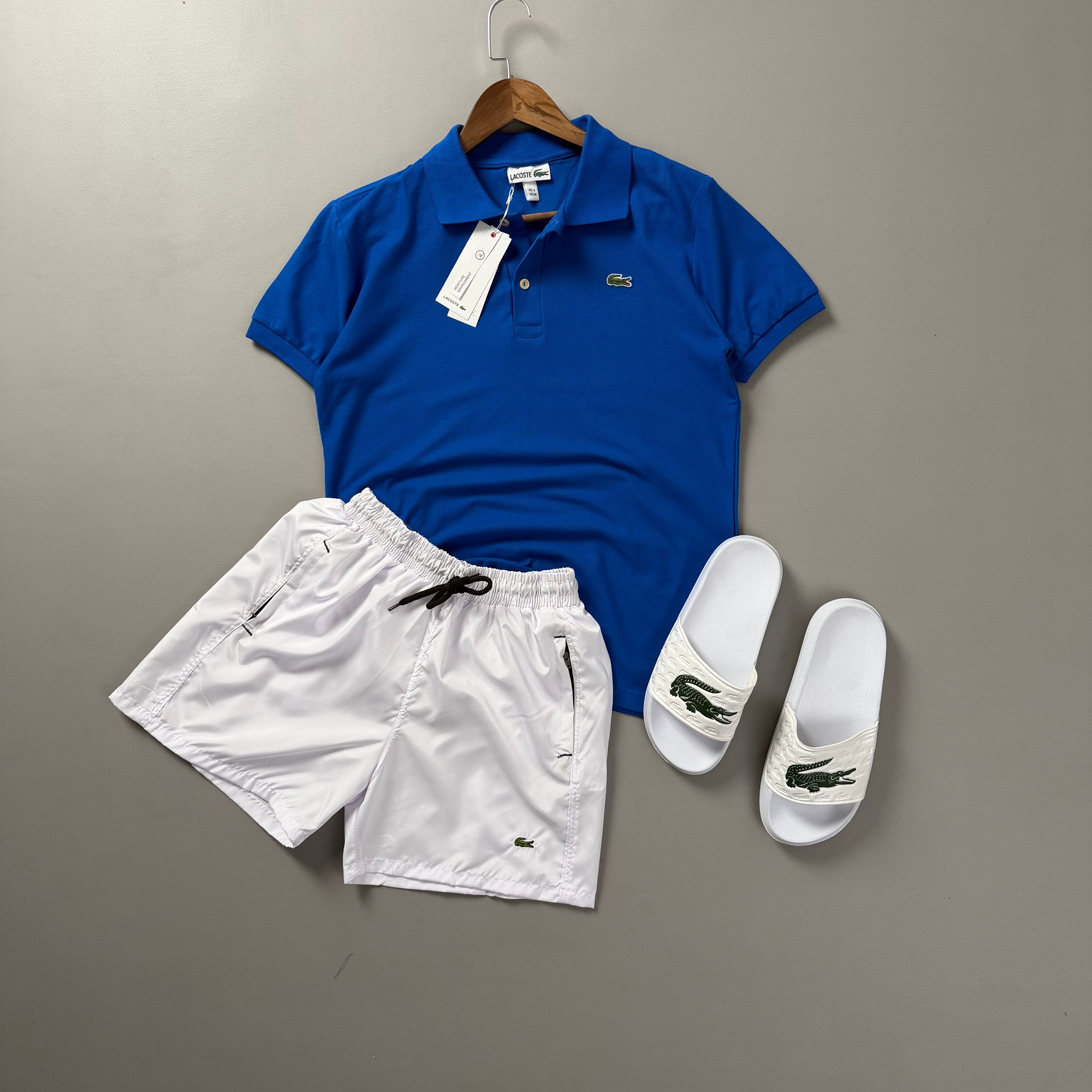 Lacoste Erkek Saks Mavi & Beyaz Yazlık Kombin Seti – Polo Tişört, Deniz Şortu ve Terlik