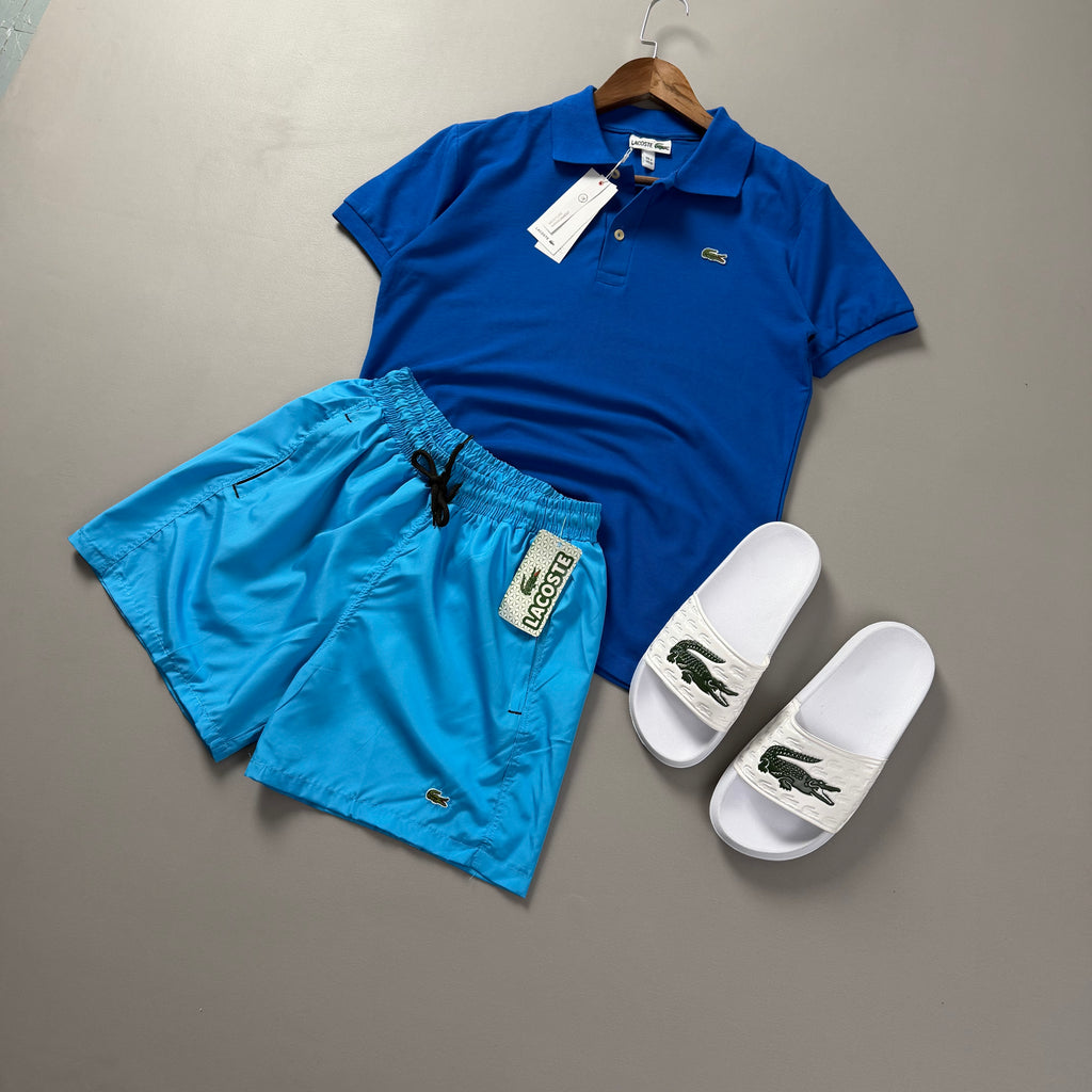 Lacoste Erkek Saks Mavi & Turkuaz Yazlık Kombin Seti – Polo Tişört, Deniz Şortu ve Terlik