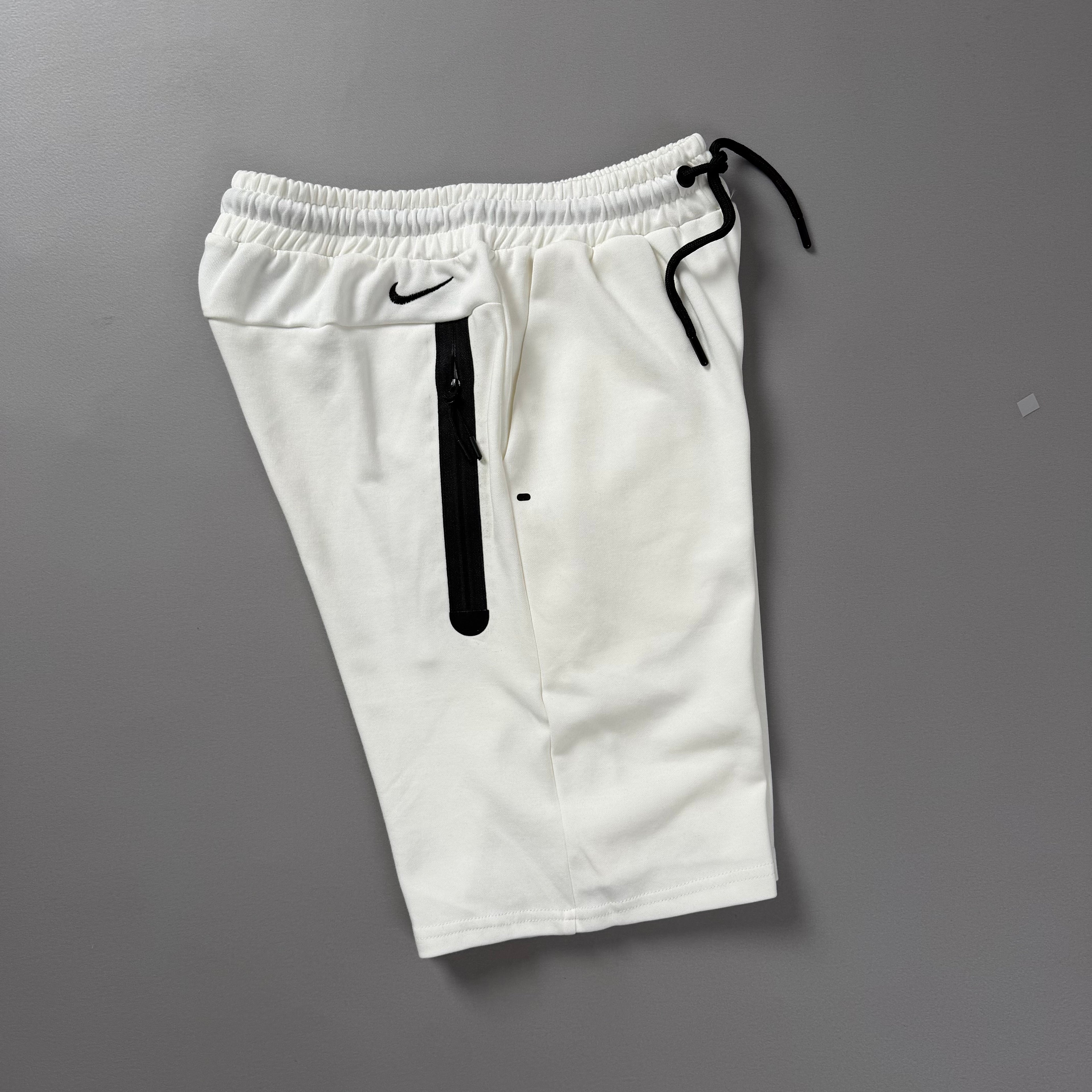 Nike Tech Beyaz Şort