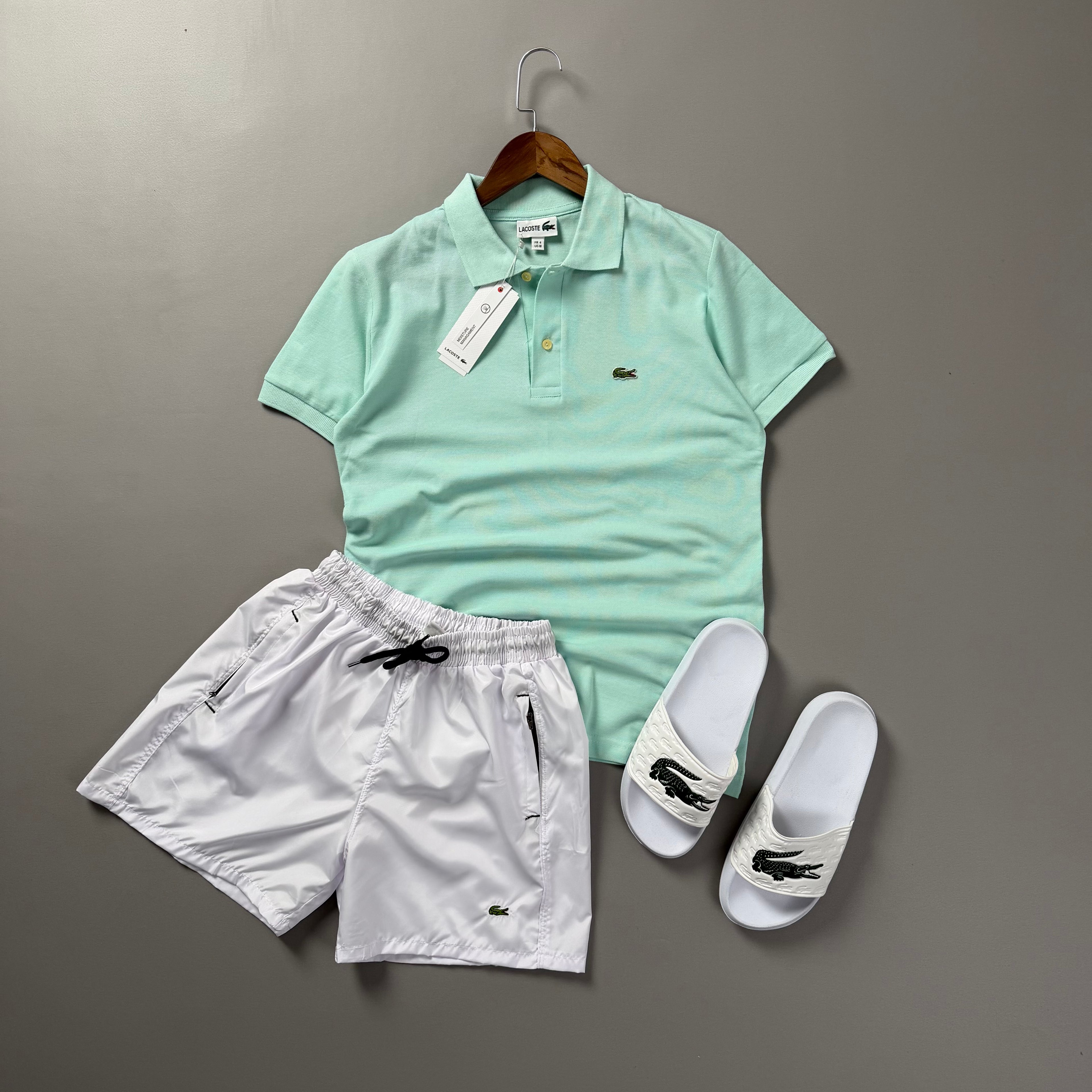 Lacoste Erkek Mint Yeşili & Beyaz Yazlık Kombin Seti – Polo Tişört, Deniz Şortu ve Terlik