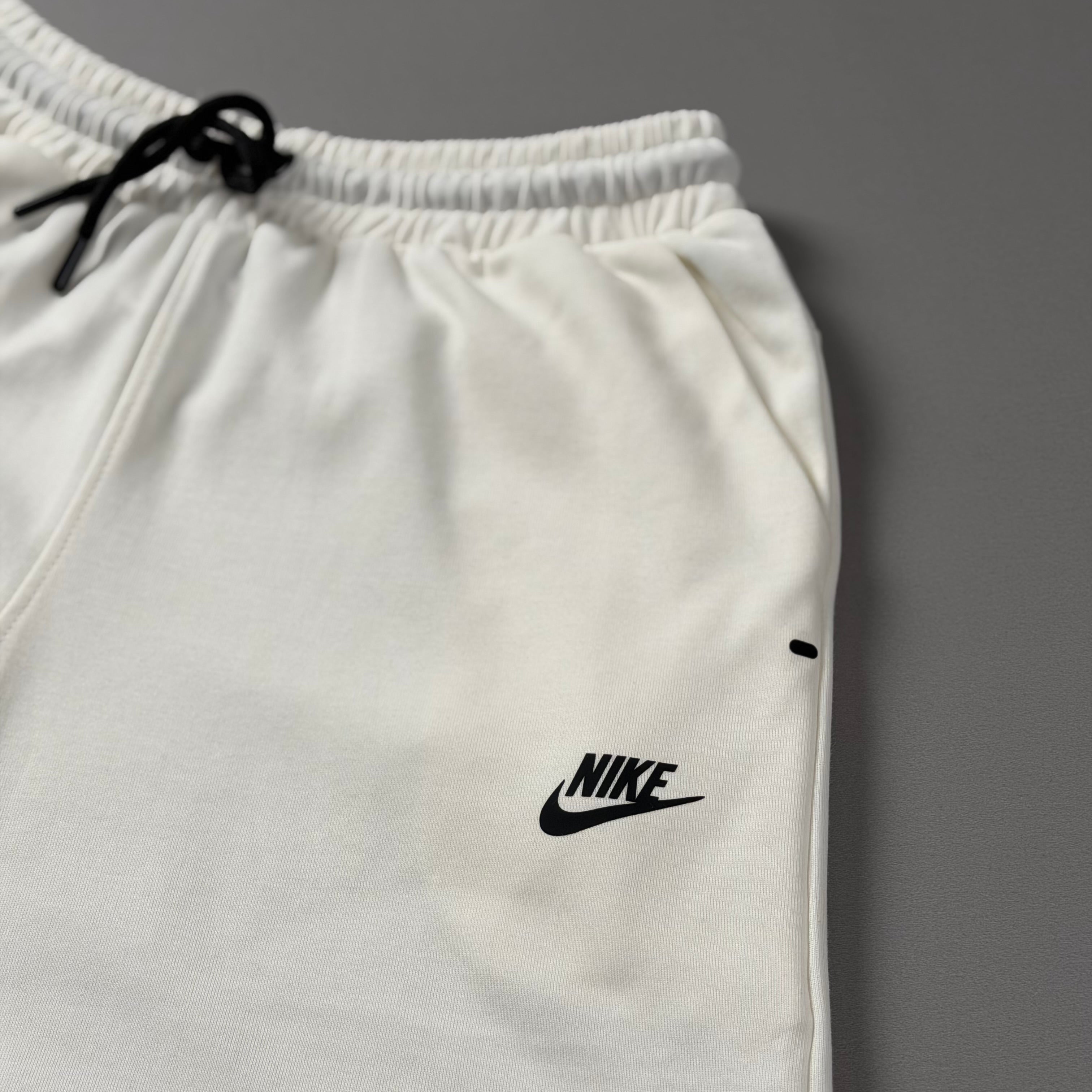 Nike Tech Beyaz Şort