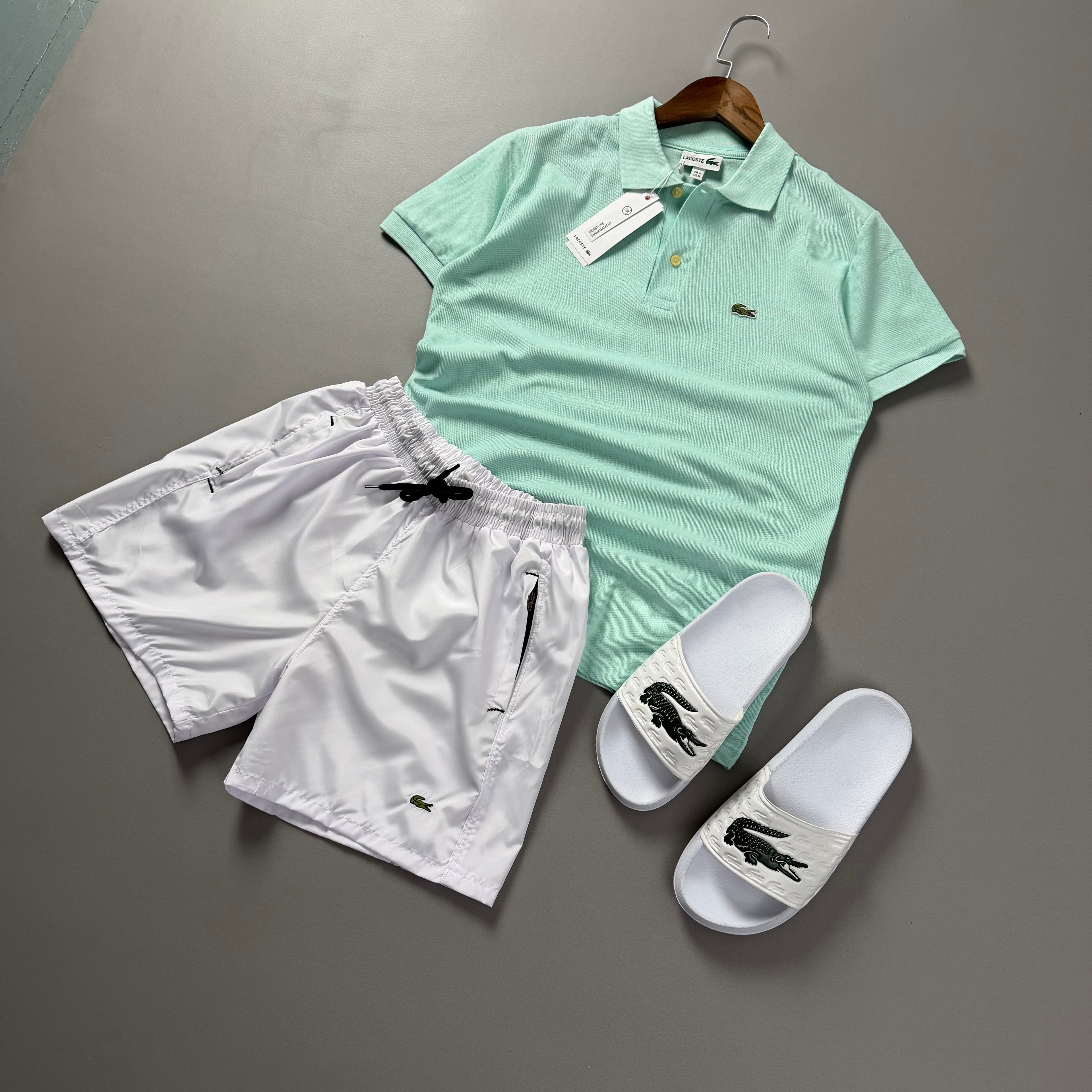 Lacoste Erkek Mint Yeşili & Beyaz Yazlık Kombin Seti – Polo Tişört, Deniz Şortu ve Terlik