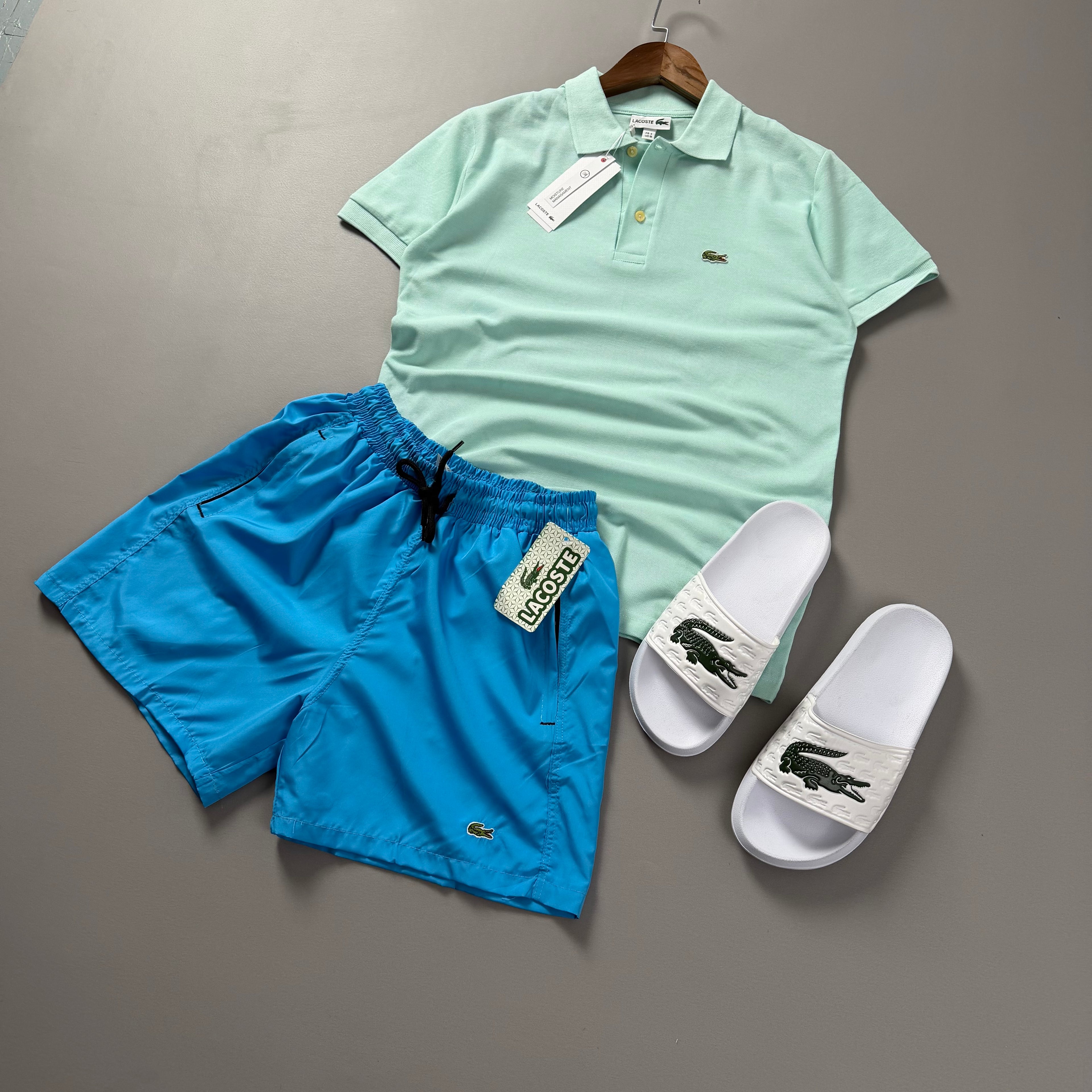 Lacoste Erkek Mint Yeşili & Turkuaz Yazlık Kombin Seti – Polo Tişört, Deniz Şortu ve Terlik