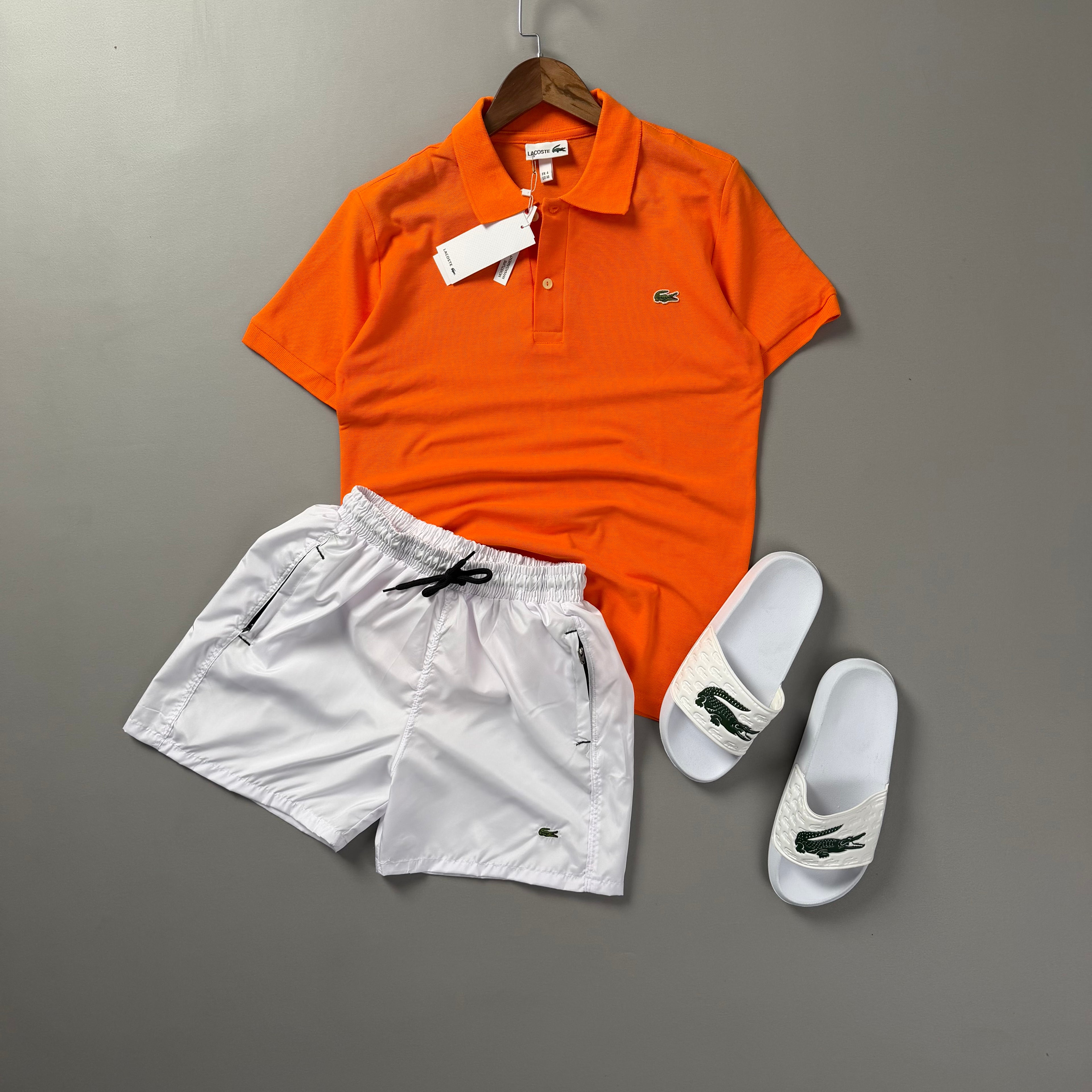 Lacoste Erkek Neon Turuncu Yazlık Kombin Seti – Polo Tişört, Beyaz Deniz Şortu ve Terlik