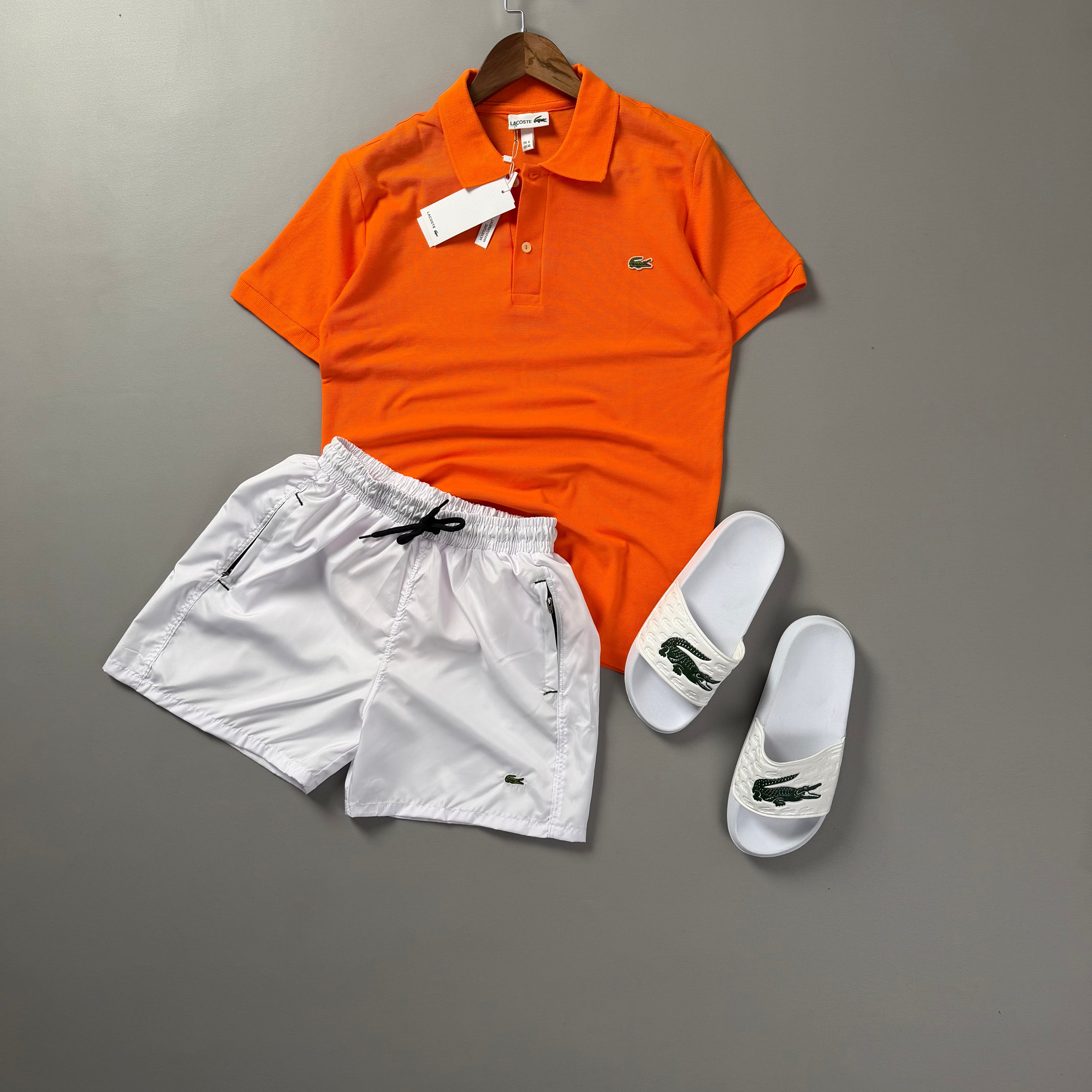 Lacoste Erkek Neon Turuncu Yazlık Kombin Seti – Polo Tişört, Beyaz Deniz Şortu ve Terlik