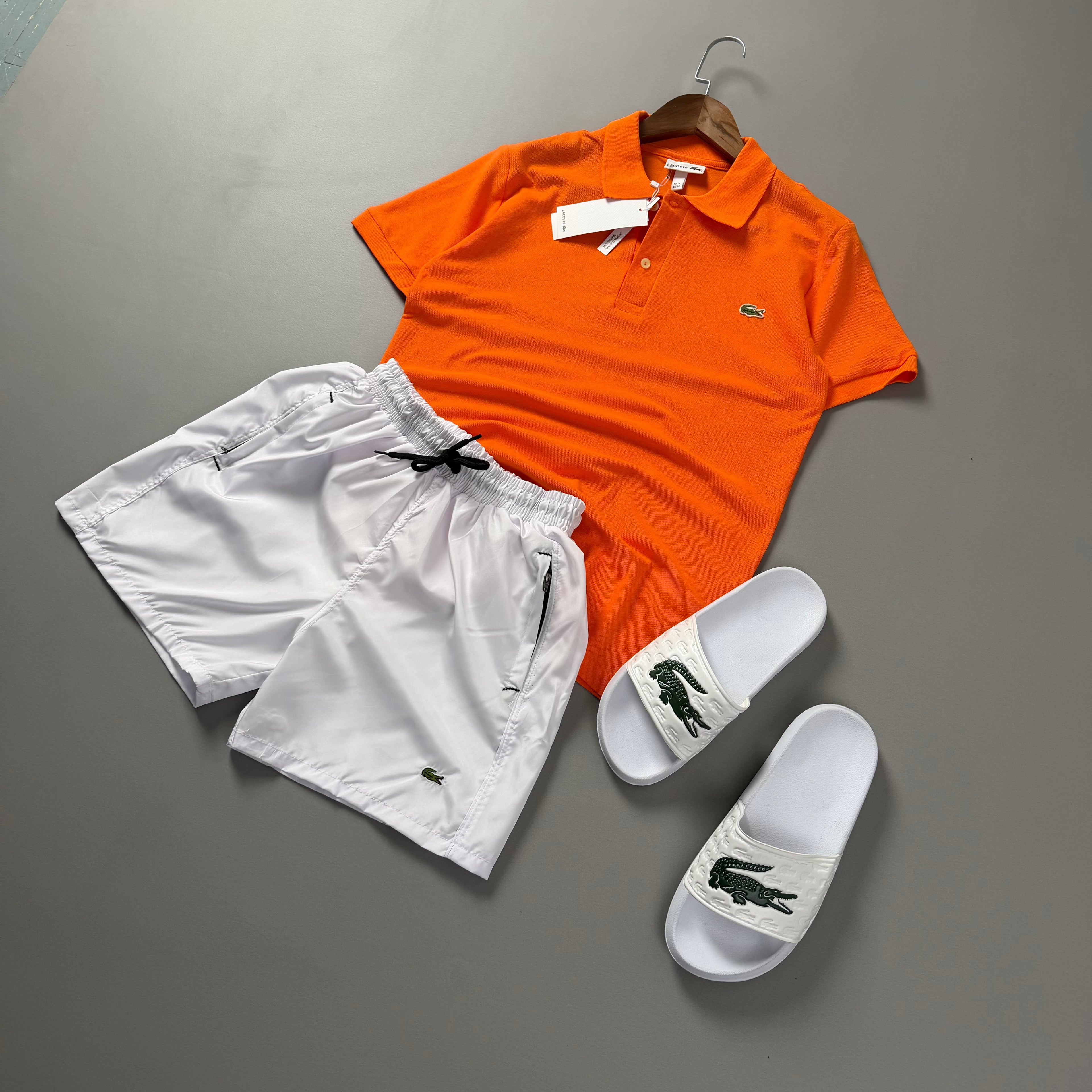 Lacoste Erkek Neon Turuncu Yazlık Kombin Seti – Polo Tişört, Beyaz Deniz Şortu ve Terlik