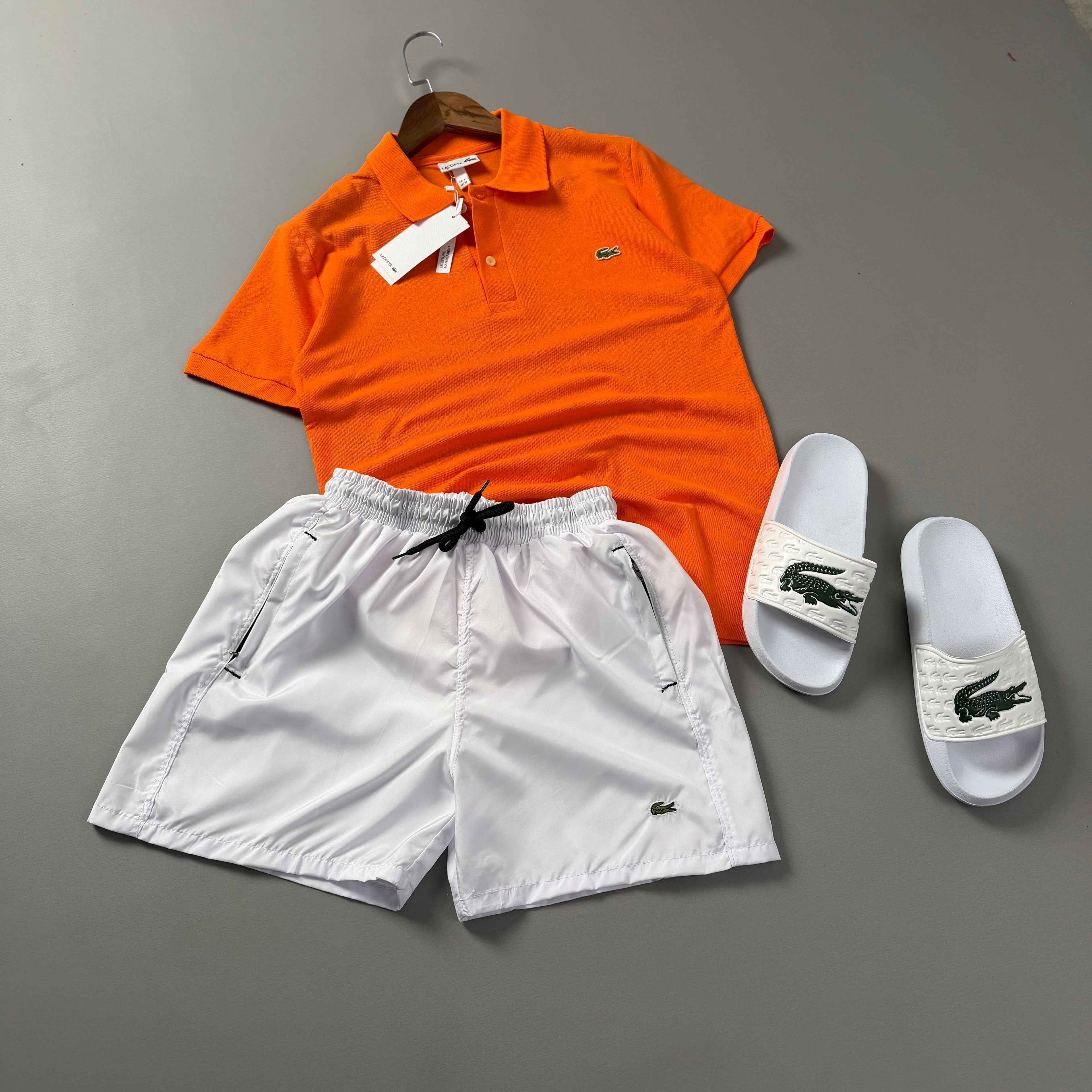 Lacoste Erkek Neon Turuncu Yazlık Kombin Seti – Polo Tişört, Beyaz Deniz Şortu ve Terlik